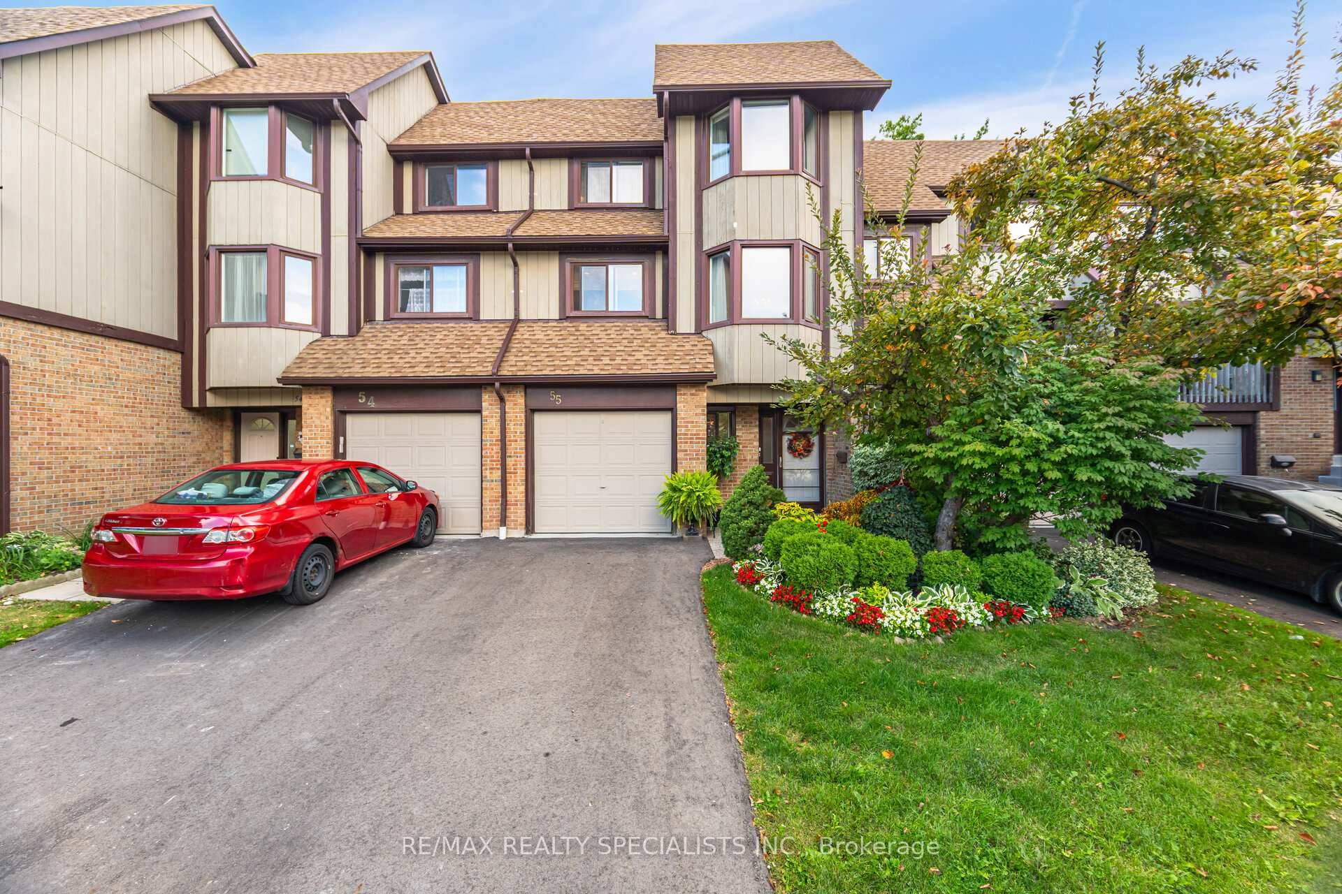 Step inside this bright, airy townhouse nestled in the desirable Meadowvale community.