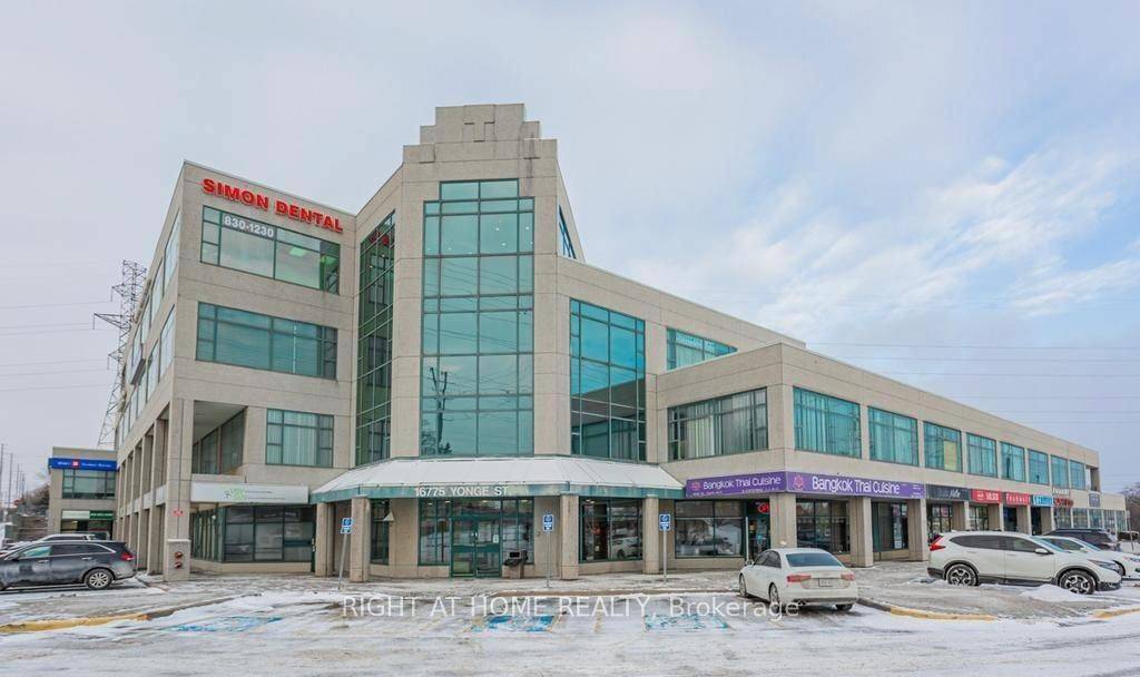 Three fully equipped exam rooms are available for rent, ideal for family doctors, specialists, cosmetic practitioners, and urgent care services.