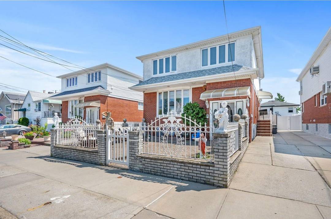Amazing 2 family in Long Howard Beach, Fantastic water view, Steps to Charles Park, Viewing the gorgeous Jamaica Bay, North Channel Bridge, Cross Bay Veterans Memorial Bridge, and Cross Bay ...