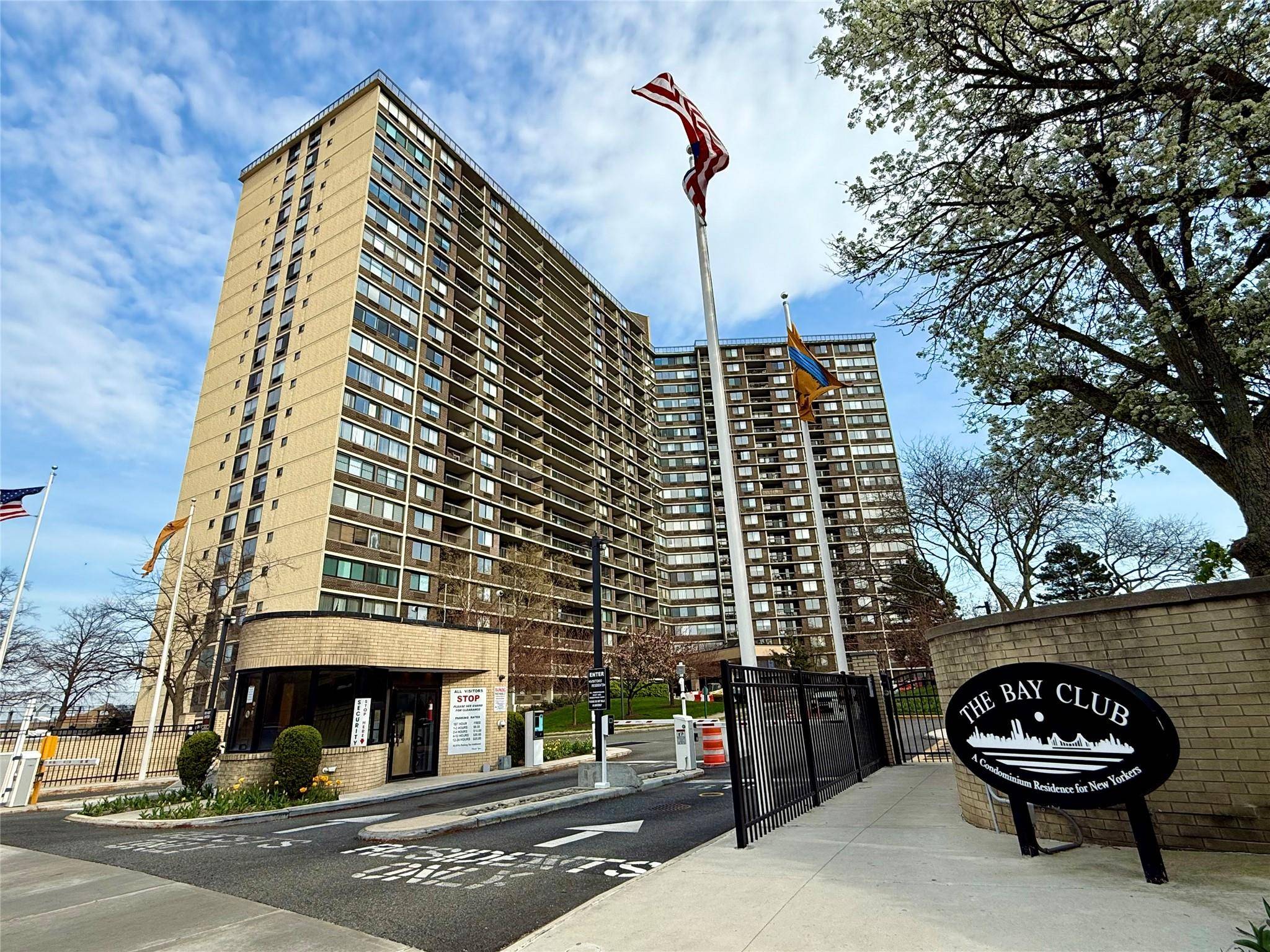 This Newly Updated Luxury One Bedroom Situated on the 17th Floor Boasts Spectacular Unobstructed Water Views from Every Room.