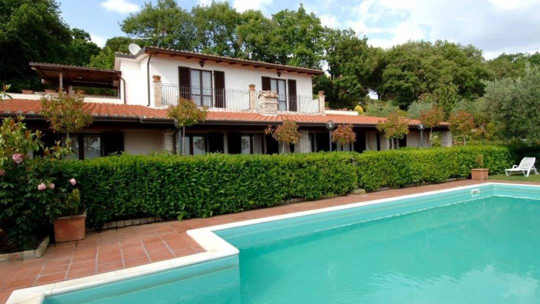 Prestigious hospitality estate with farmhouses, pools, tennis court and 5 hectares of land in the heart of Umbria, overlooking Lake Trasimeno.