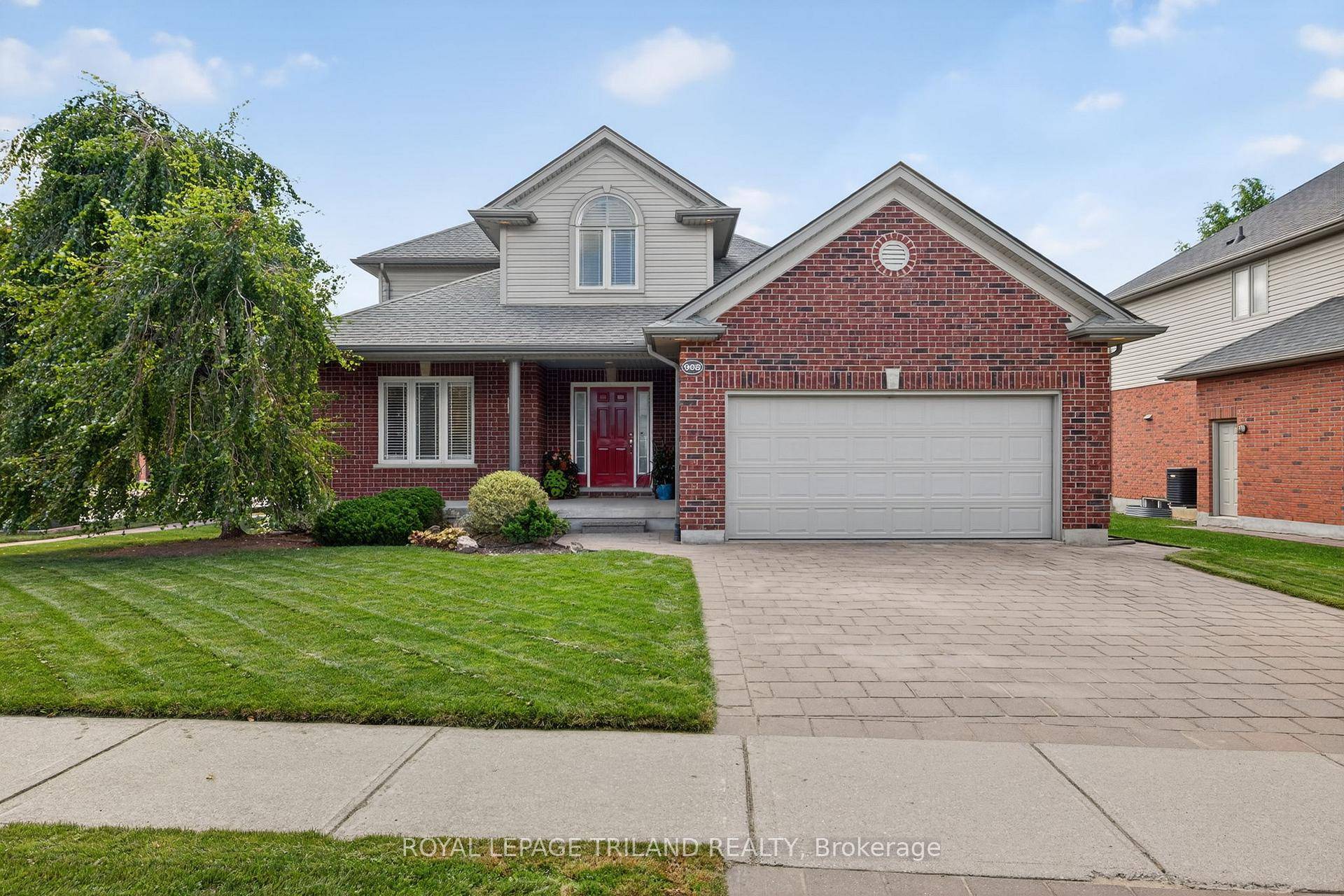 Expect the unexpected. 908 Collins Drive offers the perfect blend of comfort, quality, functionality and style in this immaculate bungaloft, built in 2005 by Pine Tree Homes in the Oaks ...