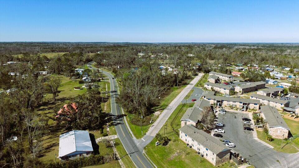 This centrally located, high and dry 1.