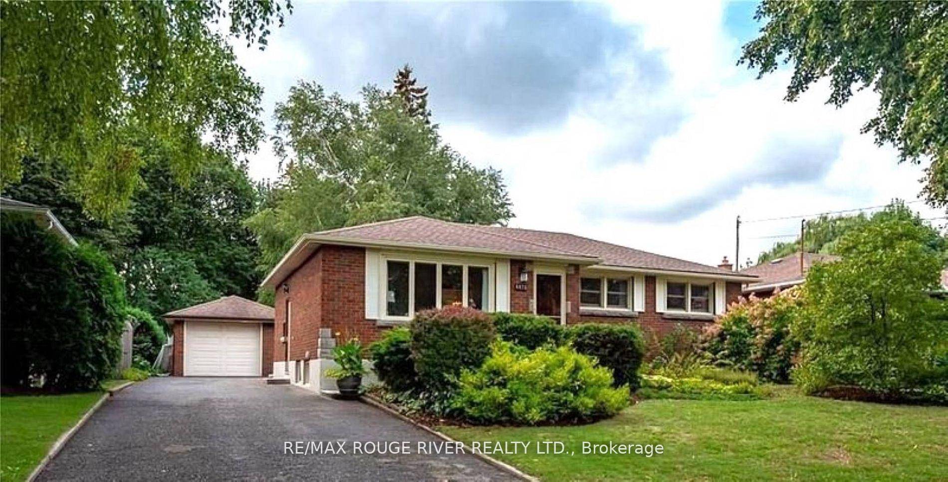 This appealing three bedroom Detached brick bungalow sits on a park like premium lot of 60 x 171 Ft in the desirable sought after Stamford, North End area in Niagara ...
