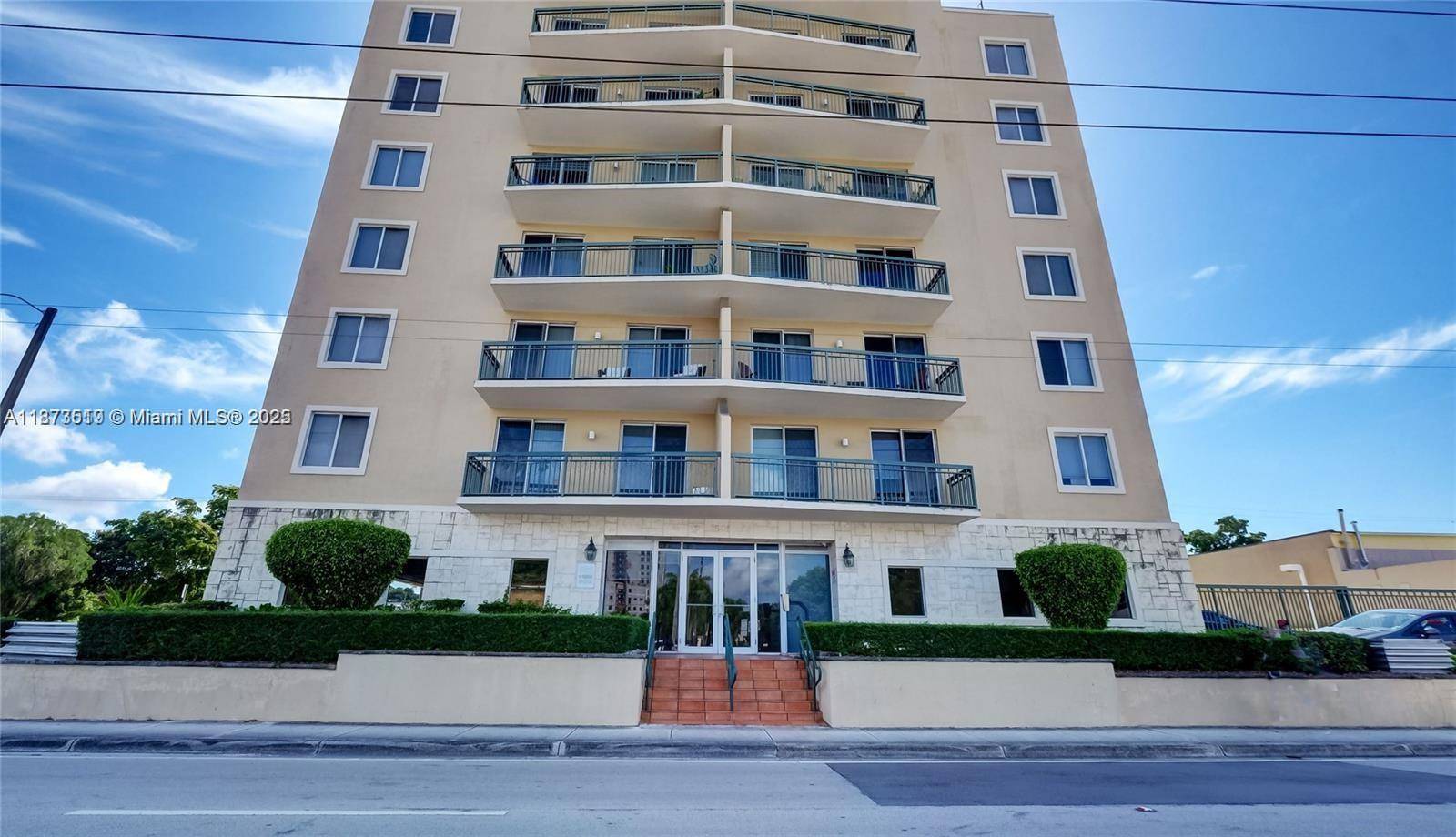 Best location in Miami ! Minutes to Coral Gables amp ; Coconut Grove.