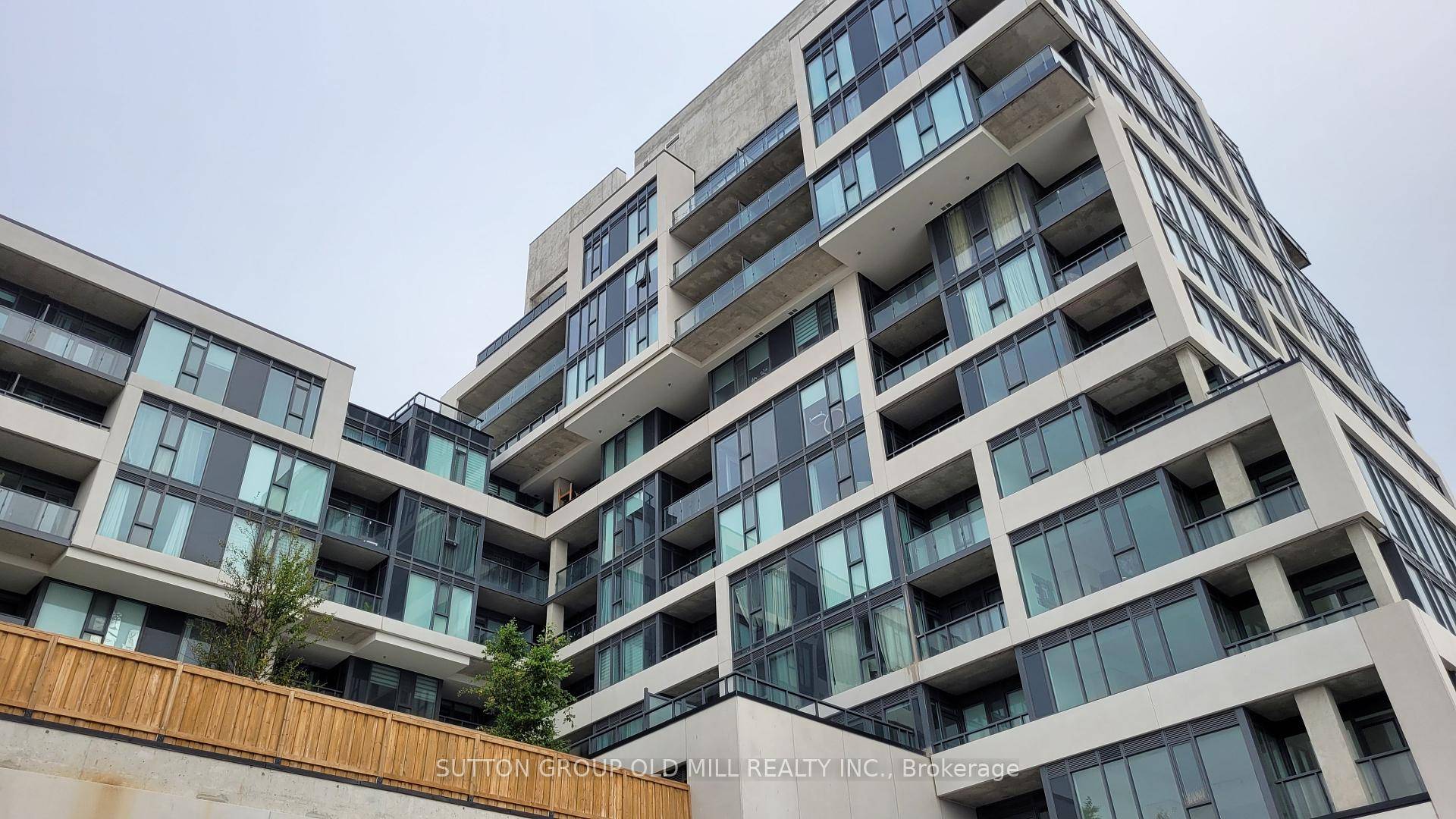 Welcome to the 859 WEST in the Heart of The Queensway.
