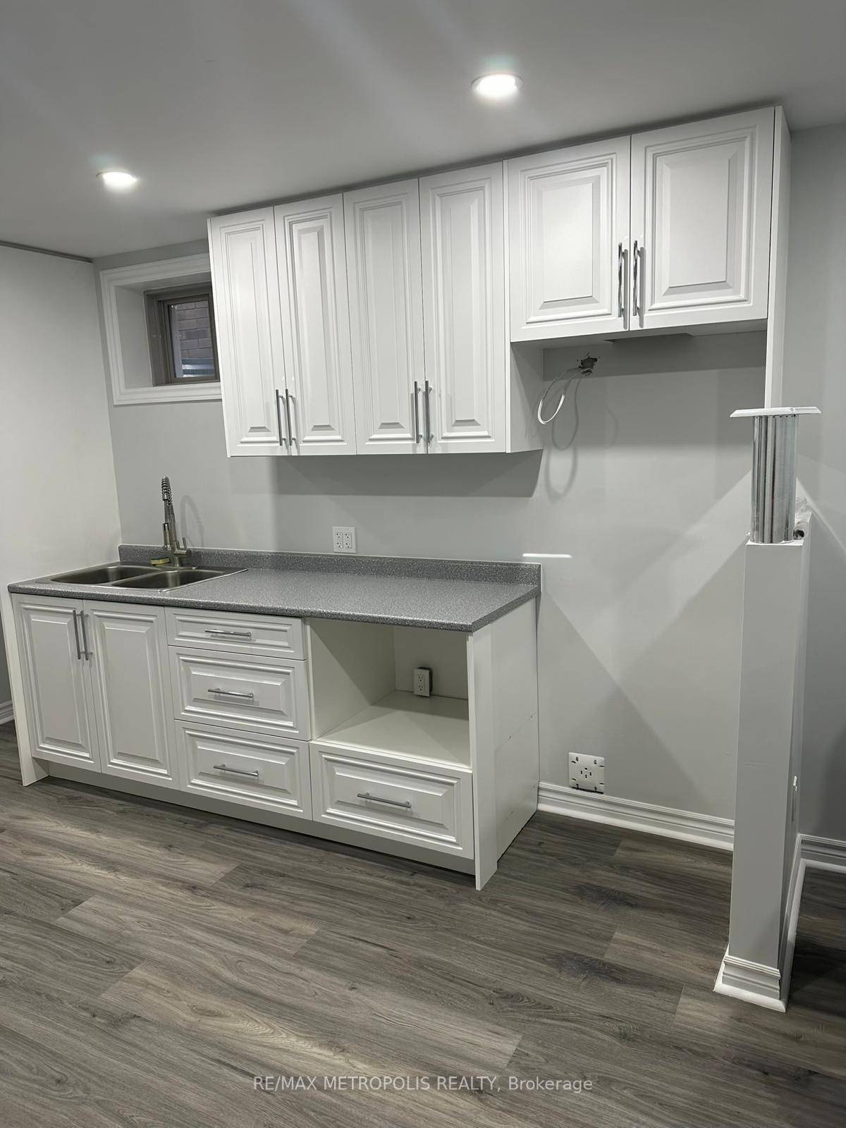 Basement suit Has Separate Entrance.