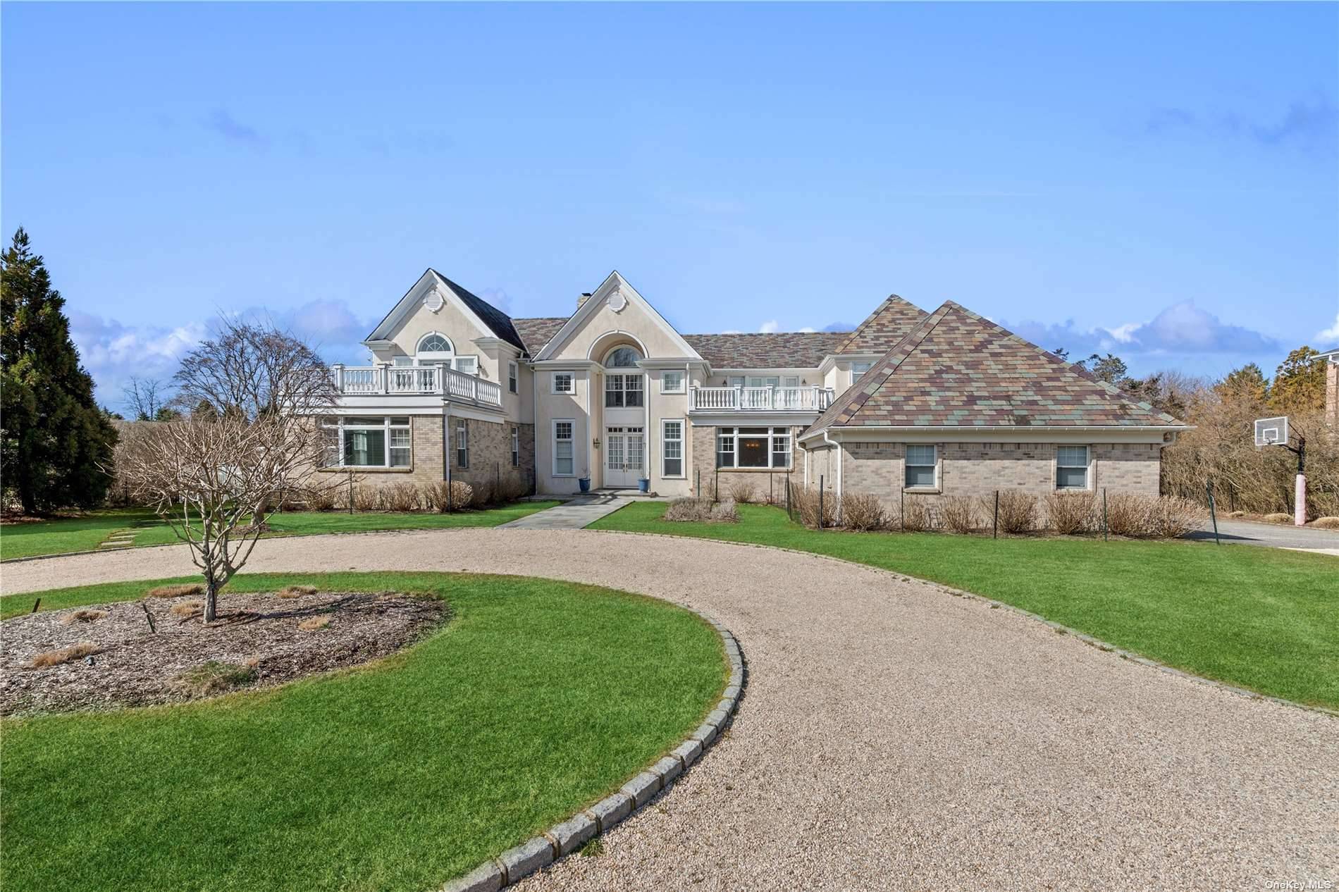 Located South of the Highway in Southampton Village, 31 Pheasant Close West is an estate designed for a truly comfortable relaxing lifestyle for the most discerning clients.