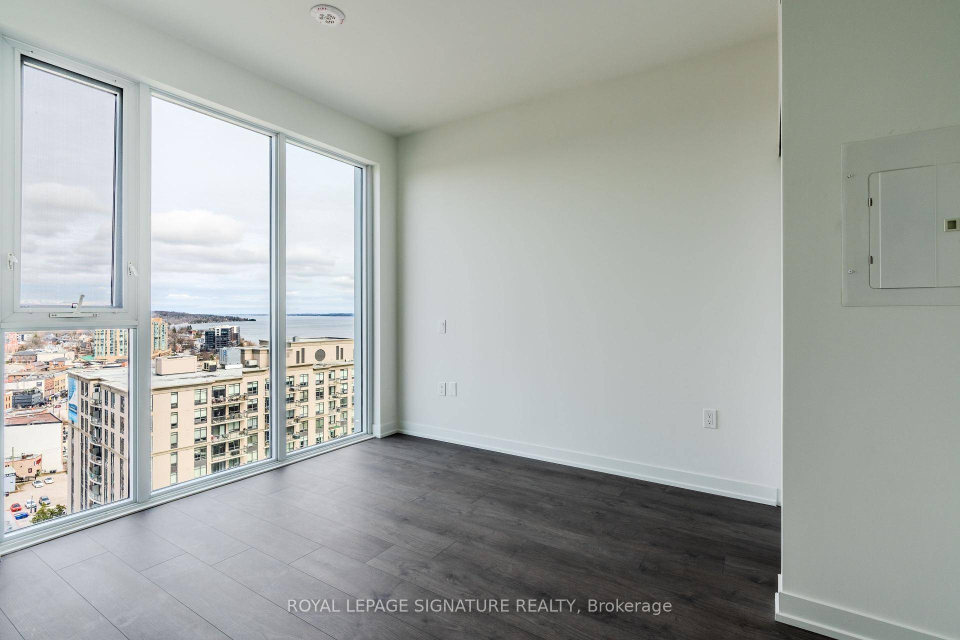 Experience luxury lakeside living in this 1 bed suite on the 16th floor of Debut Waterfront Residences.