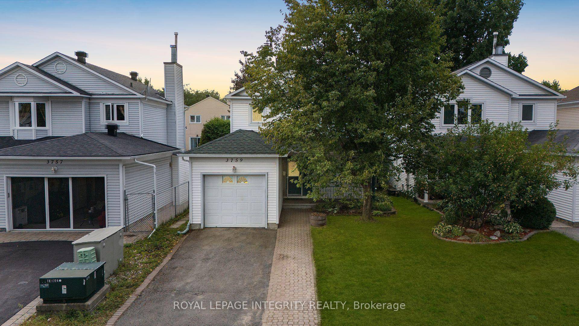 Welcome to this charming detached 3 bedroom, 3 bathroom home in the heart of Blossom Park.