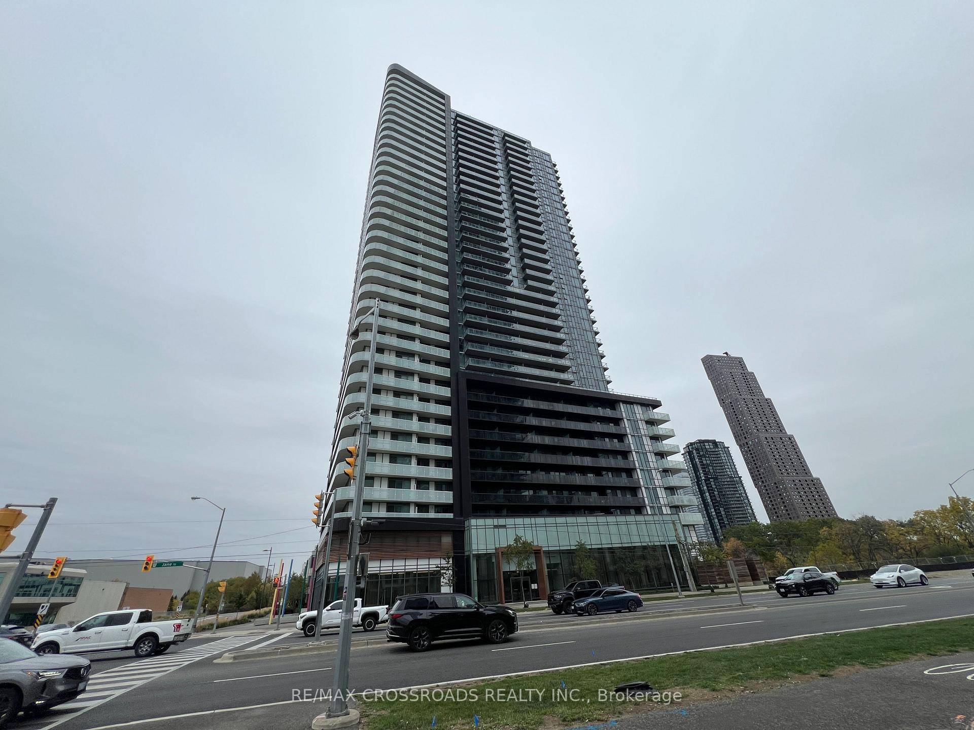 One bedroom unit with lovely layout at the MET Condos in a highly desirable location next to 400 highway, close to subway, shops, restaurants, schools, parks and much more.