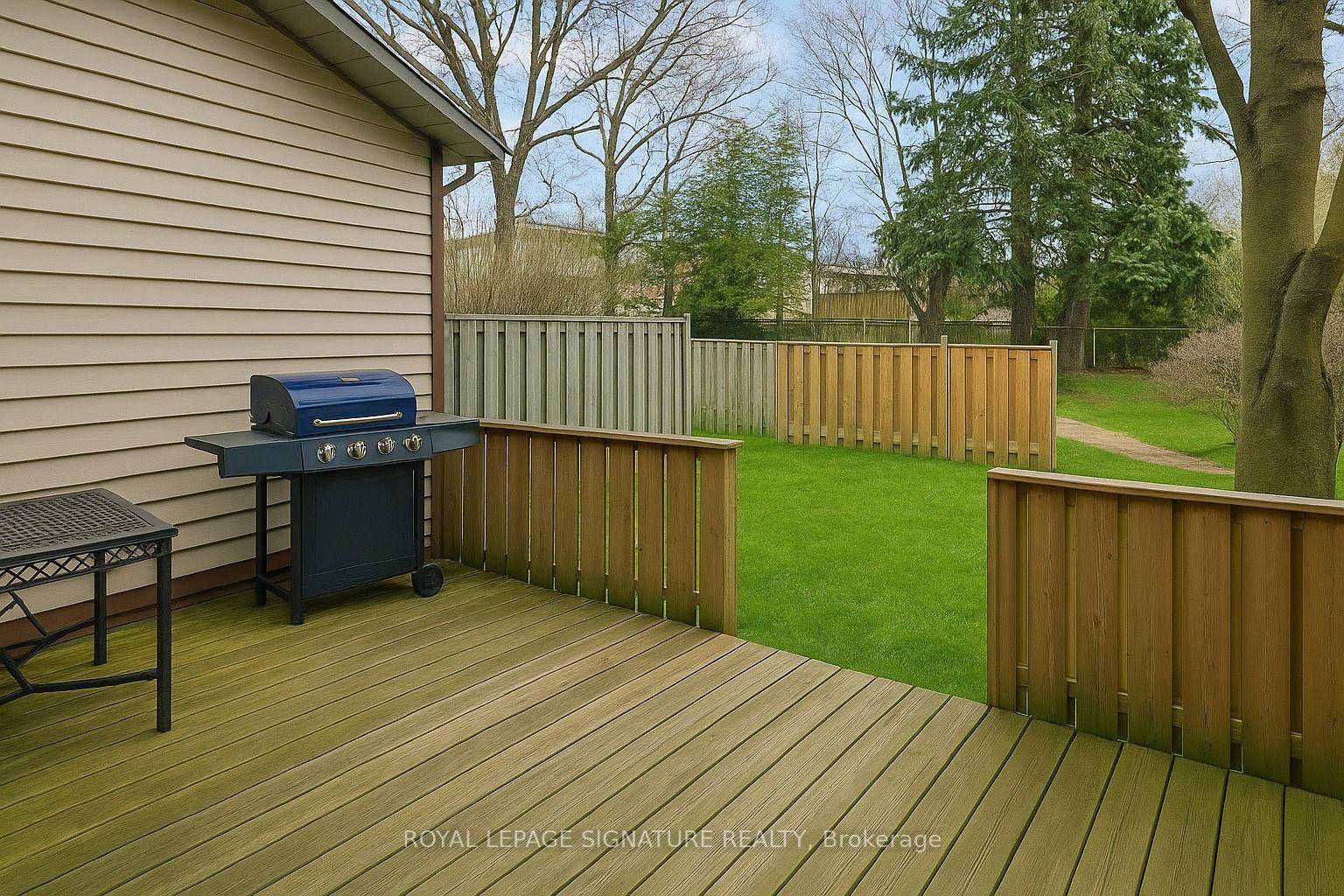 Discover this charming 3 bedroom condo townhouse at 44 Parker Crescent in Ajax's desirable South East neighborhood.