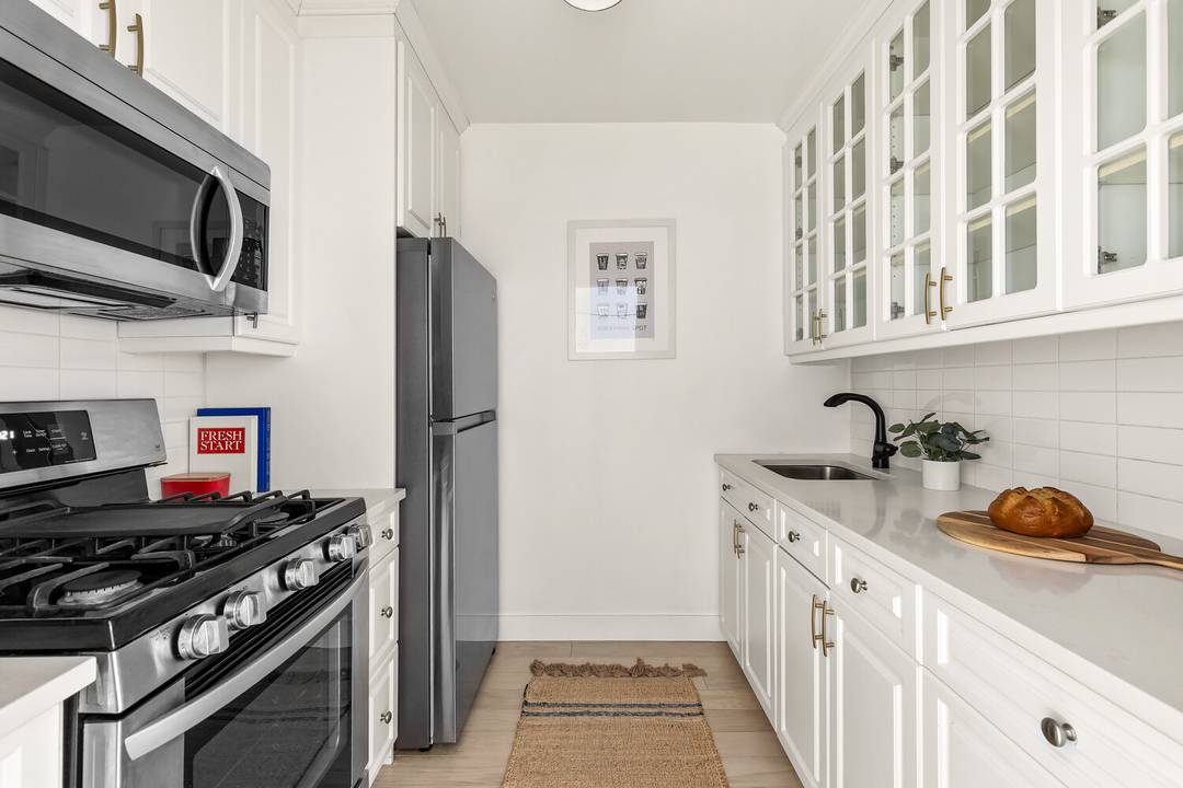 Just moments from Prospect Park, this thoughtfully designed one bedroom offers an impressive balance of space, light, and flexibility in the heart of Windsor Terrace.