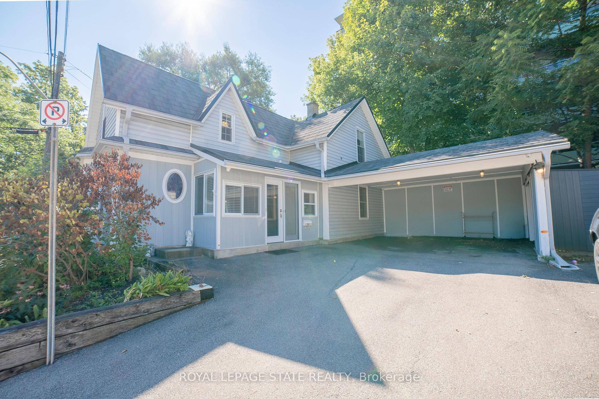 An amazing 1 1 2 Storey home in a quiet Stoney Creek village neighbourhood that allows the convenience of City living while providing an escape to tranquility and relaxation.