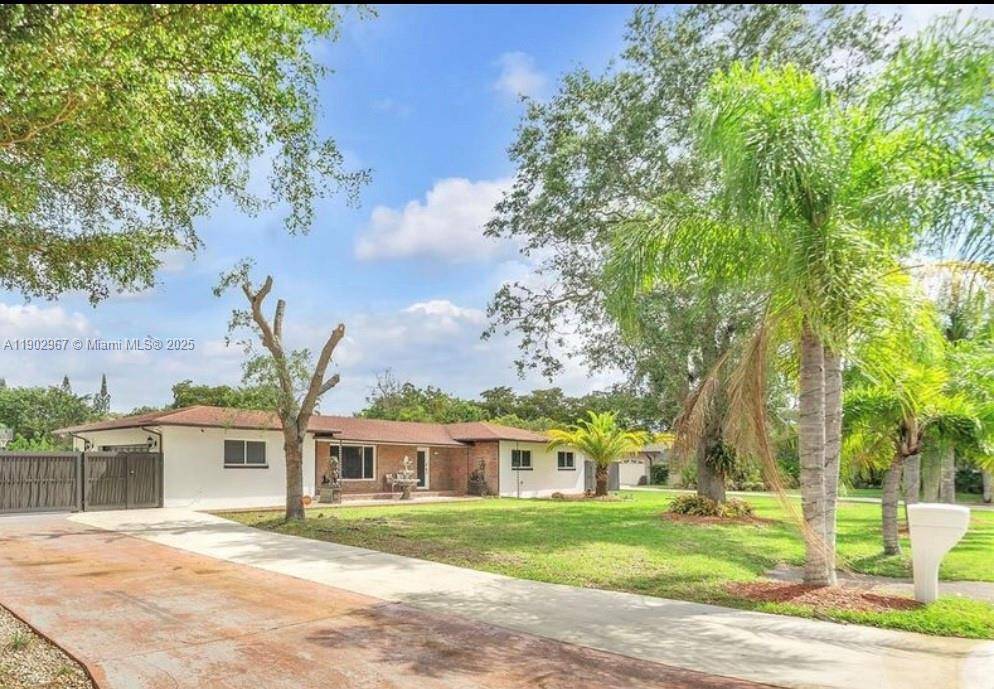 Beautiful completely remodeled Spacious and Elegant Redland Pool Home Open concept main living areas spacious 3 bedrooms 2 bathrooms PLUS in law s quarter and with an outdoor area that ...