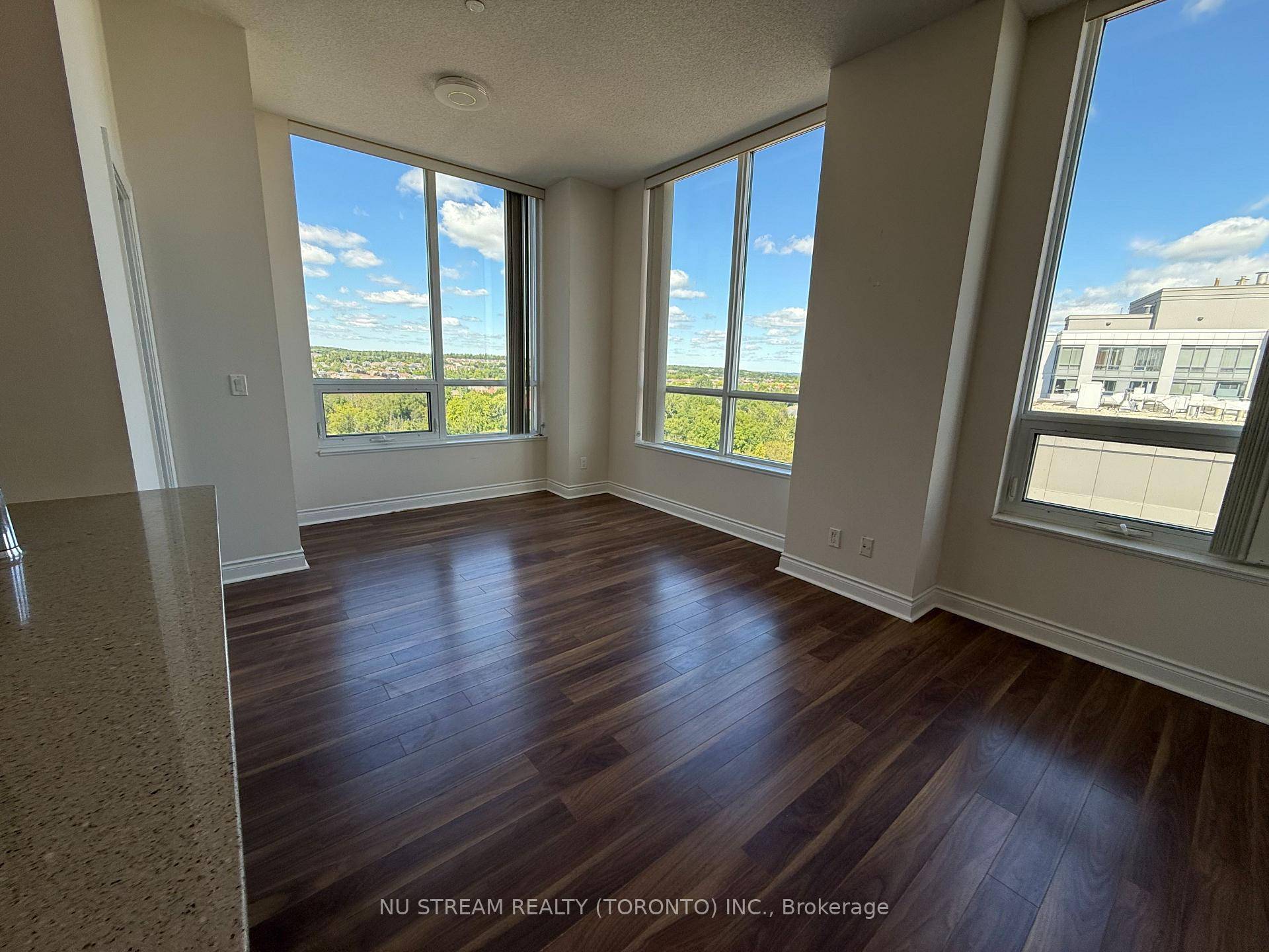 Spacious 1 1 bedrooms with 2 bathrooms at Top Level of Condo at Yonge amp ; Eglin Mills.