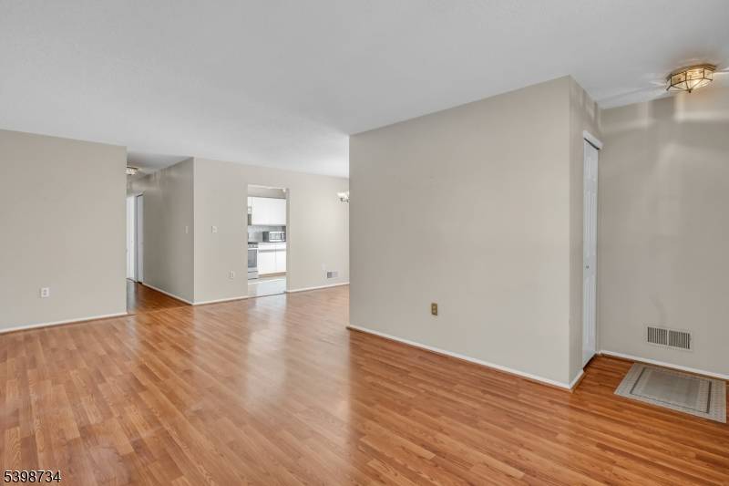 Welcome to this well maintained 2 bedroom, 2 bath main floor corner unit in the desirable Society Hill VIcommunity.