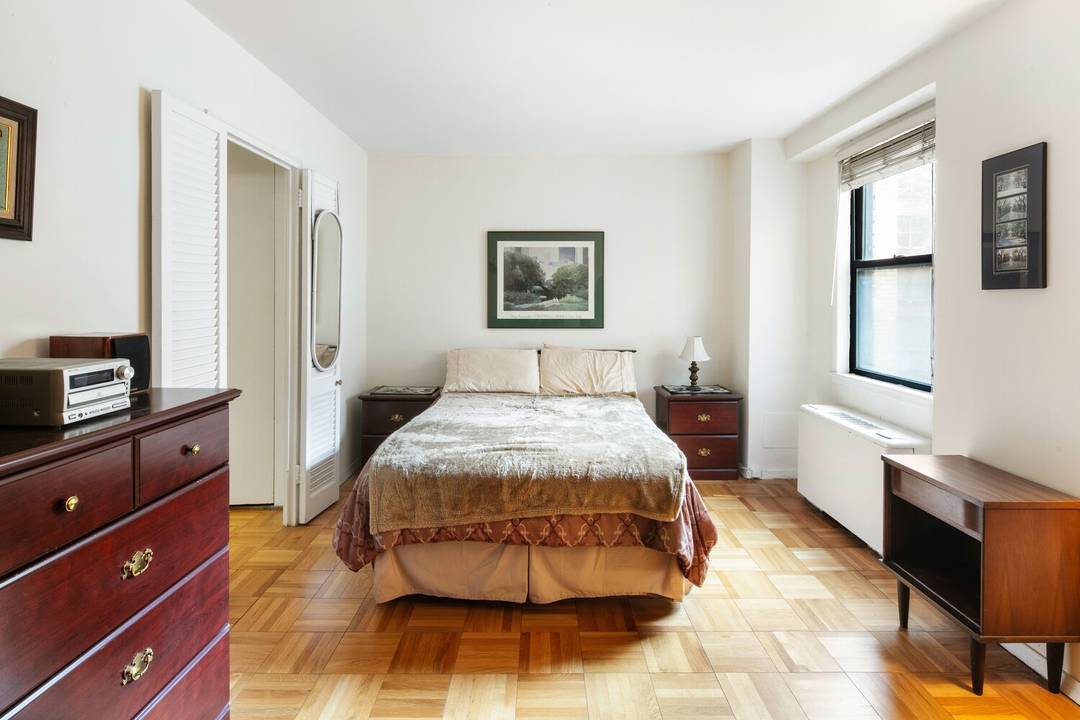 Welcome to your alcove studio, perfectly situated in a full service doorman building in the heart of vibrant Gramercy Park.