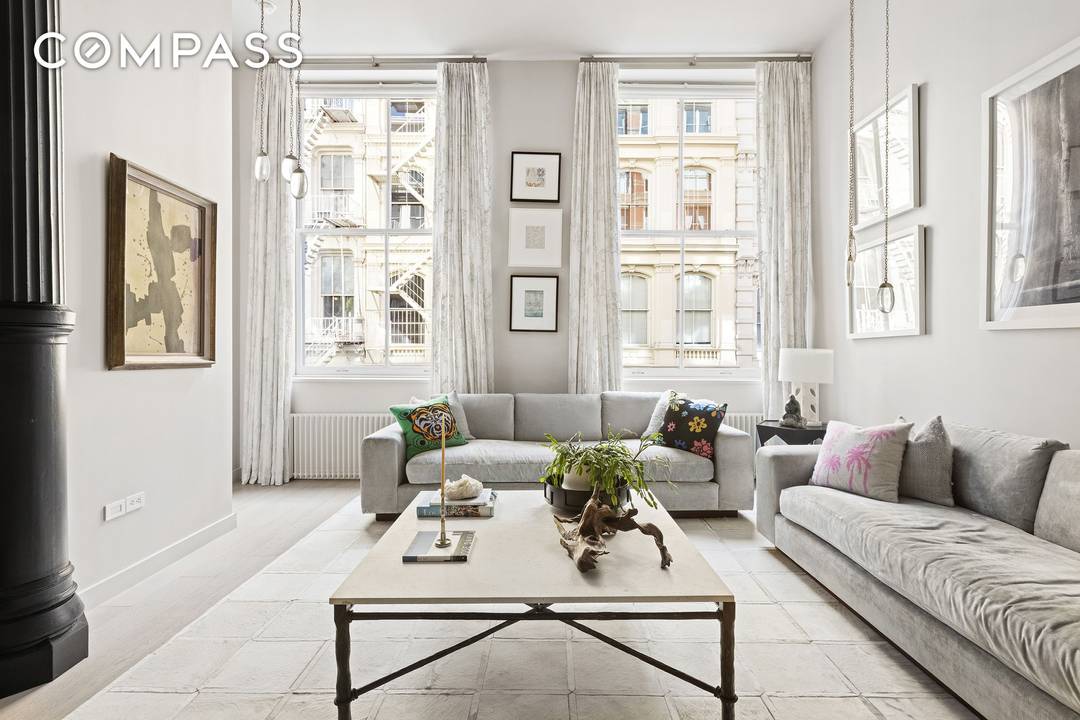 Perfectly situated on idyllic cobblestoned Greene Street in the heart of the SoHo Cast Iron Historic District is this beautifully renovated, oversized one bedroom, one bathroom loft style pre war ...