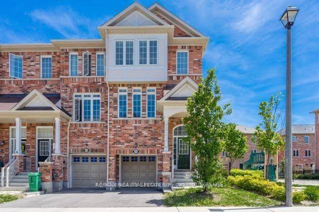 Stunning Freehold End Unit Townhome in Prime Mississauga Location !