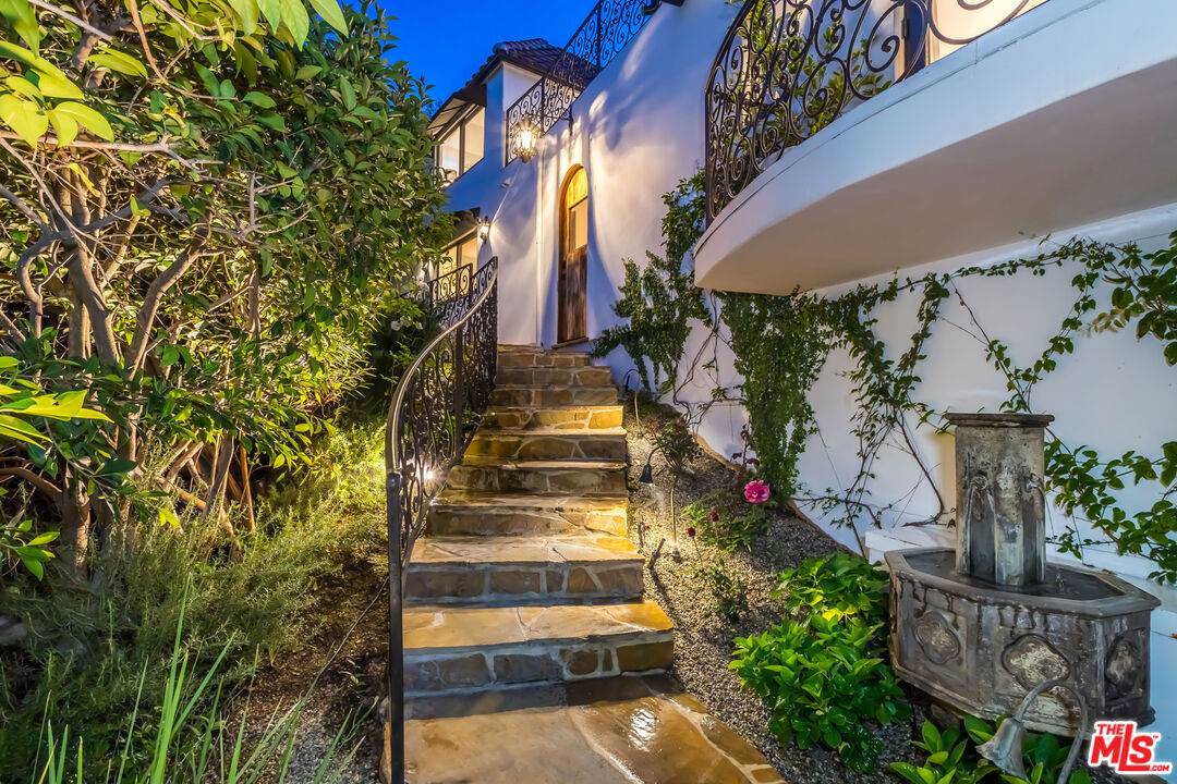 8148 Mannix Dr 3BR Hollywood Hills East La