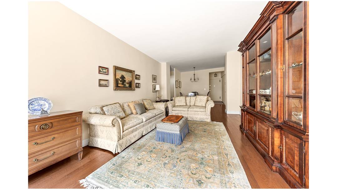 Renovated One Bedroom in Excellent Condition on a Quiet Upper East Side Cul de Sac !