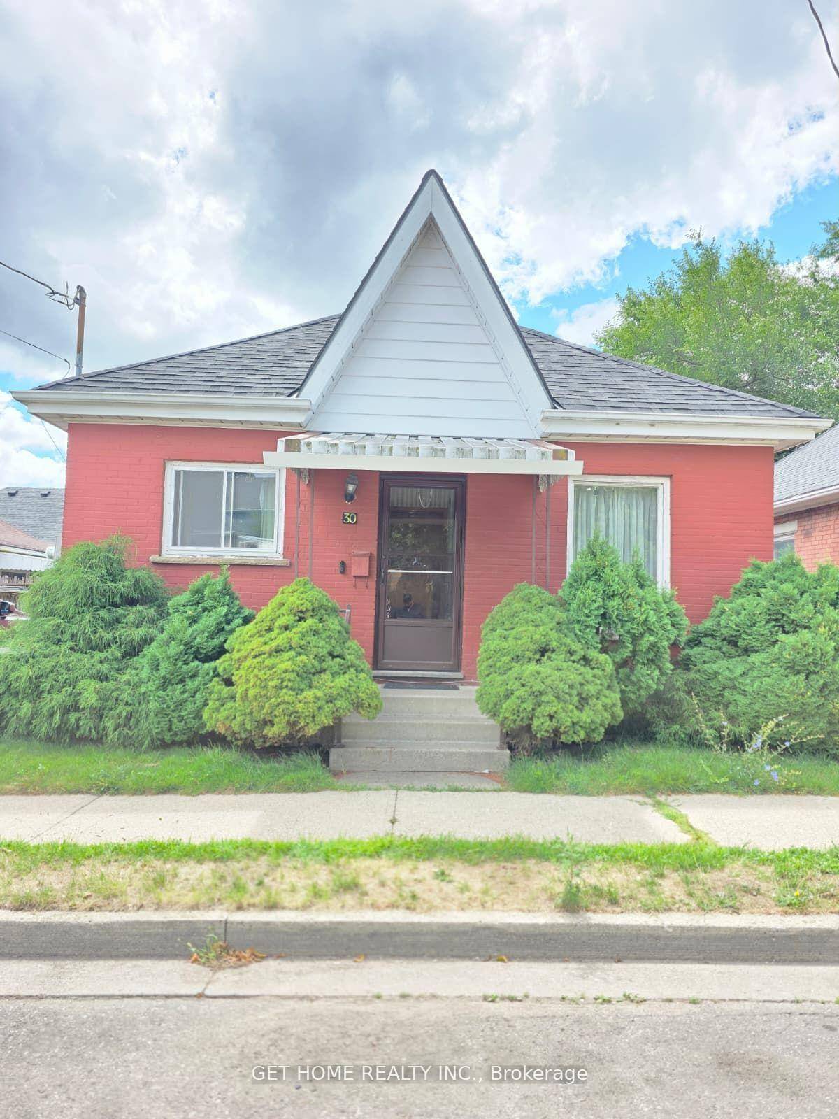 Stunning Home with Modern Touches !