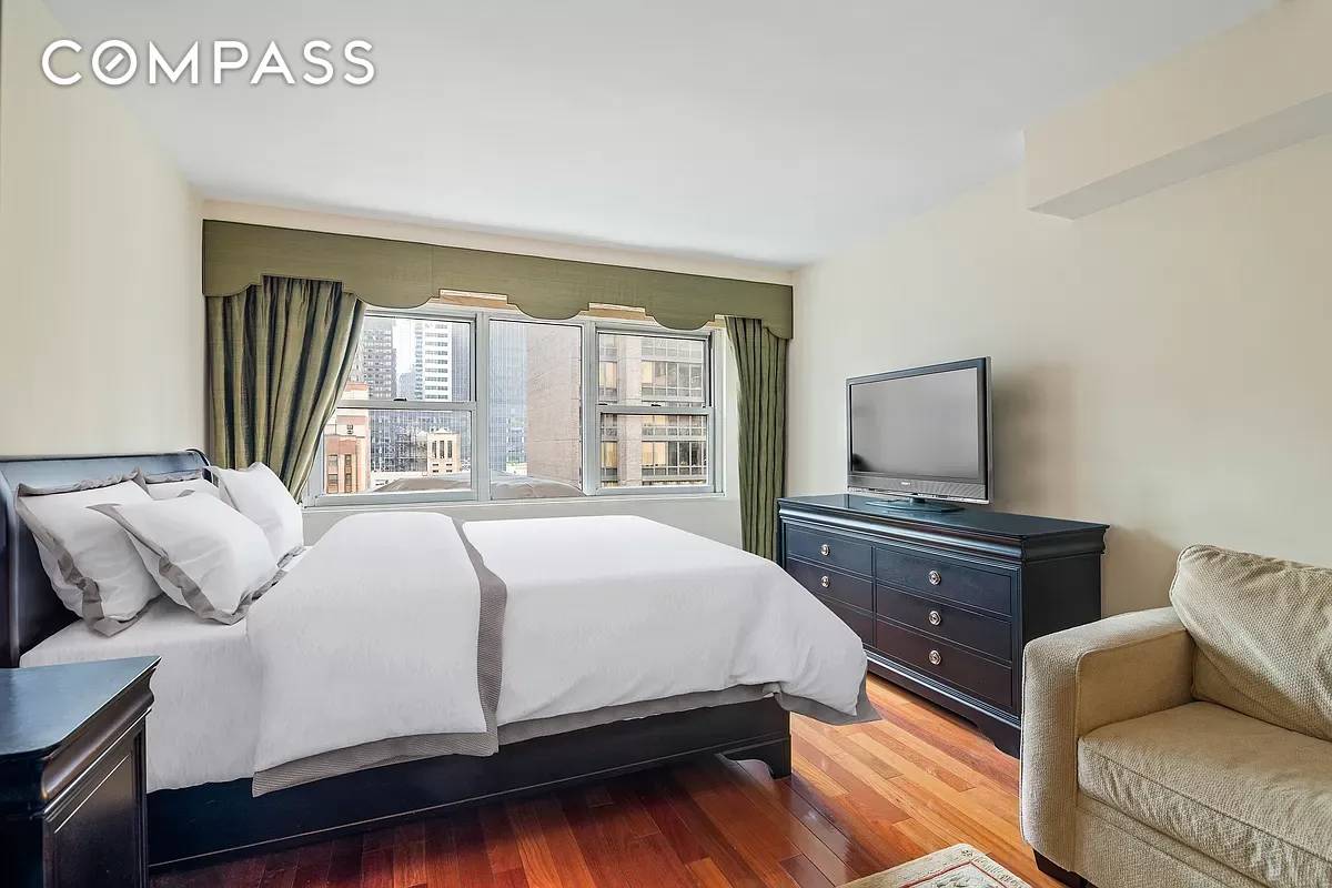 Experience the prime Midtown East lifestyle at Gotham Towne House, located on 57th Street !