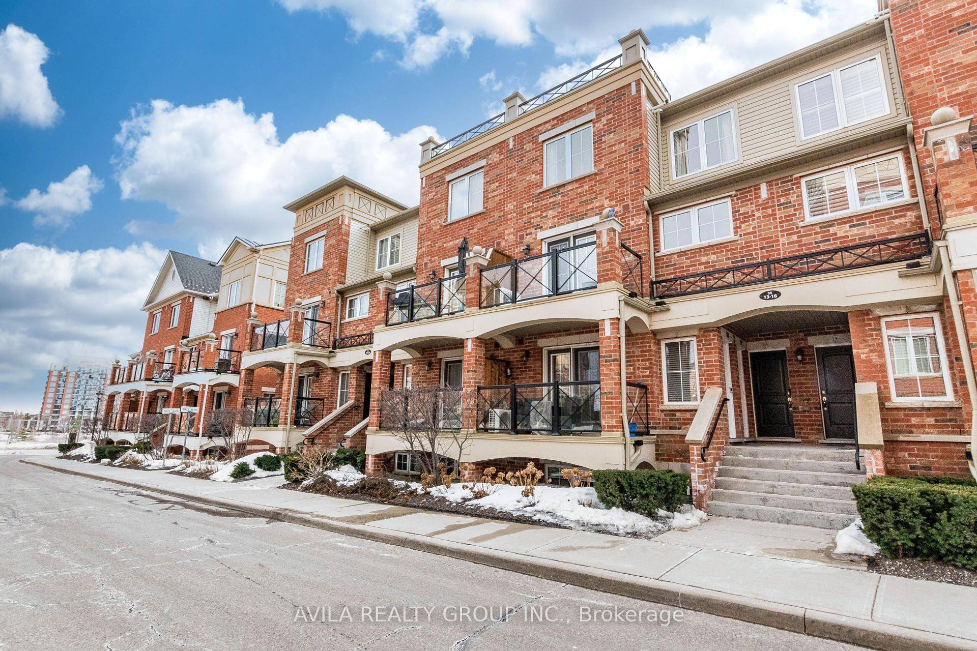 Welcome to this beautiful 2 bedroom, 2 bathroom condo townhouse in the highly desirable Uptown Core at 35 Hays Boulevard in Oakville.