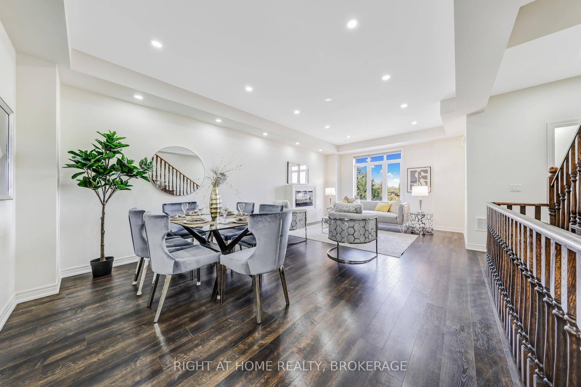 Stunning executive townhome in Oakvilles most sought after area !