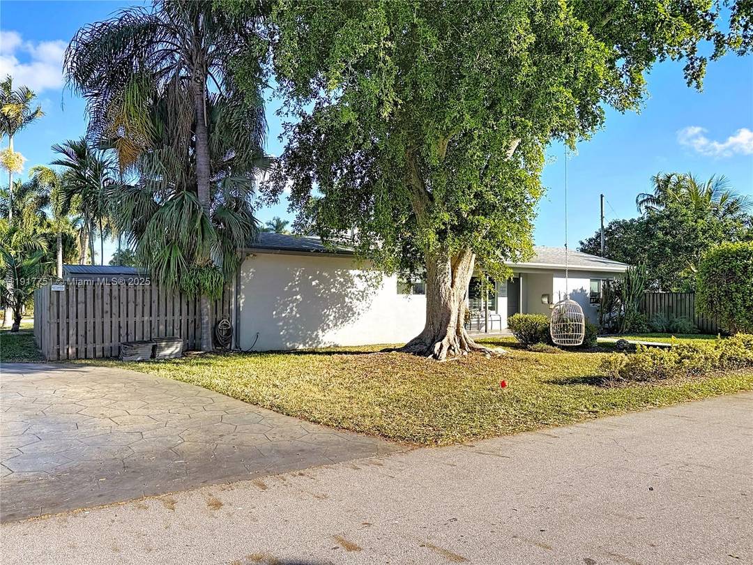 Beautiful and well maintained 3 bedroom single family home offering a perfect blend of comfort and outdoor living.