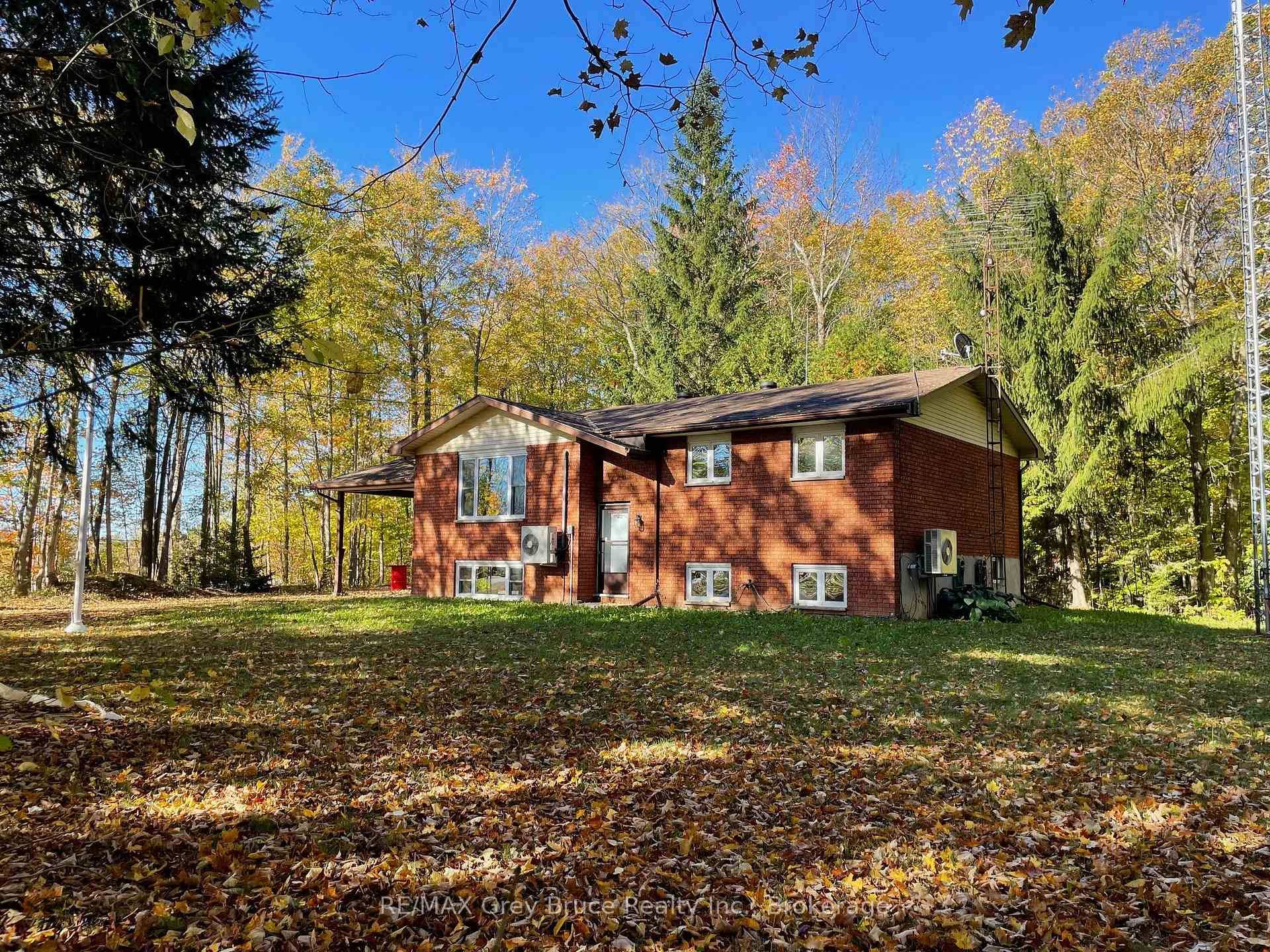 Discover country living at its best in this charming brick bungalow, located just 7 km from Rockford on the desirable Derry Line.