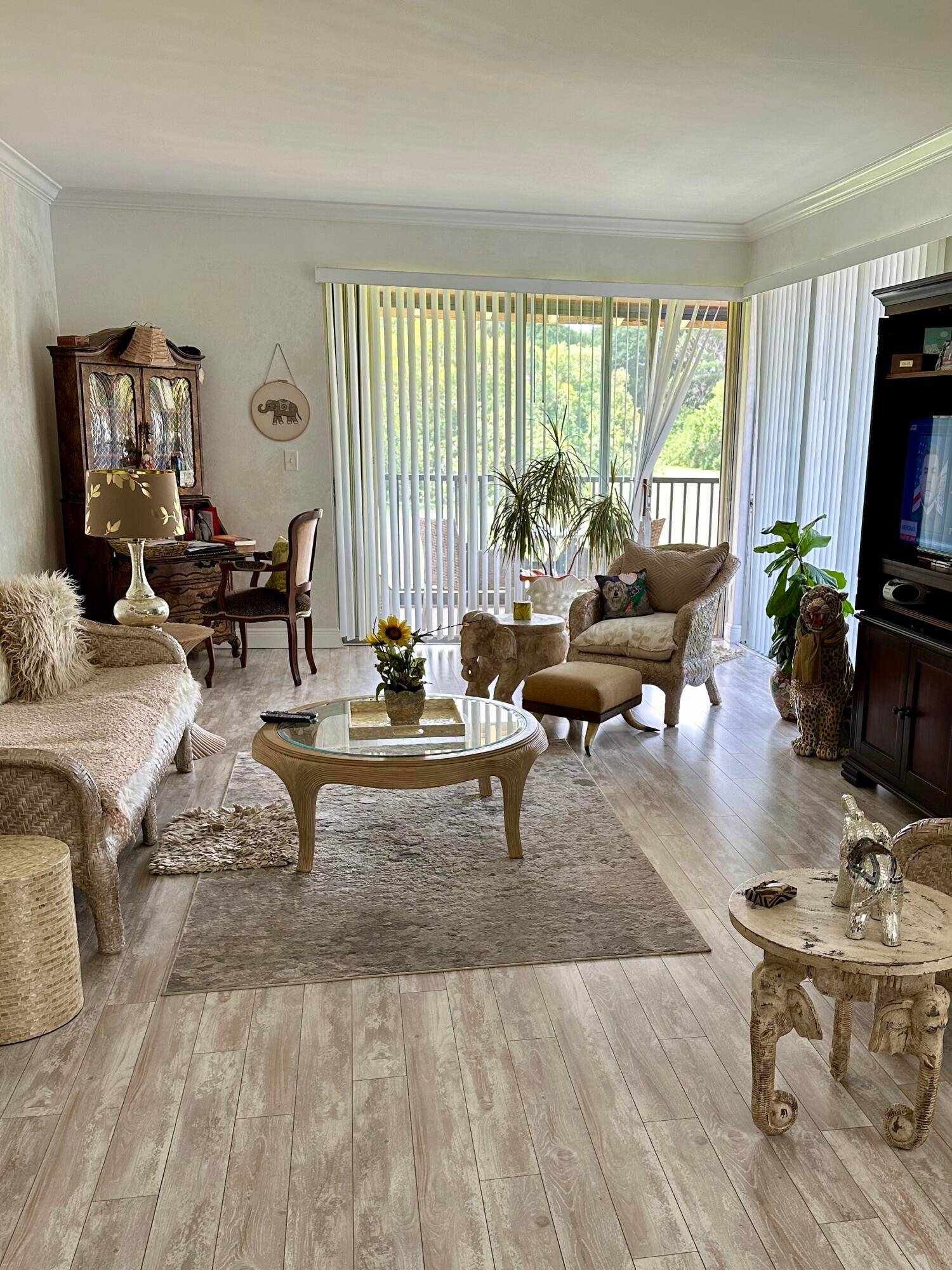 Welcome to The Longwood, a beautifully maintained condominium community offering resort style living in a serene, tropical setting.