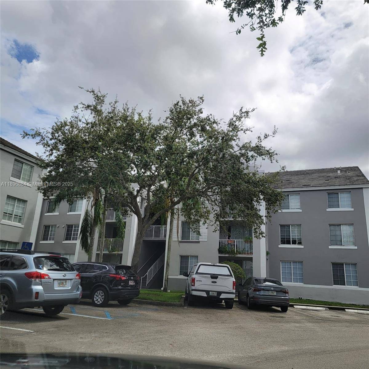 Great spacious 3 bedroom 2 bath unit in Pembroke Pines biggest 3 2 floorplan freshly painted.