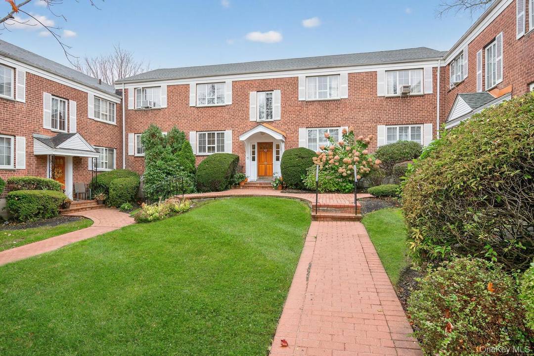 Prime Location in the Heart of Huntington Village !