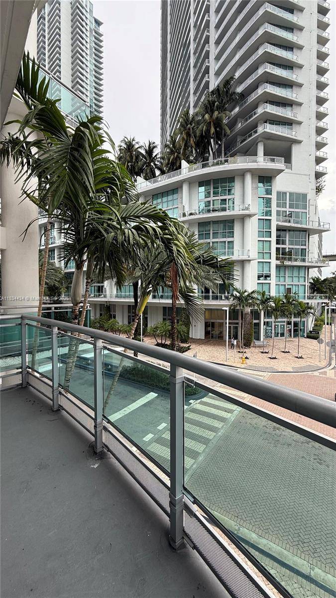 Beautiful and spacious 2 bedroom, 2 bath Loft Style residence in Wind Condominium.