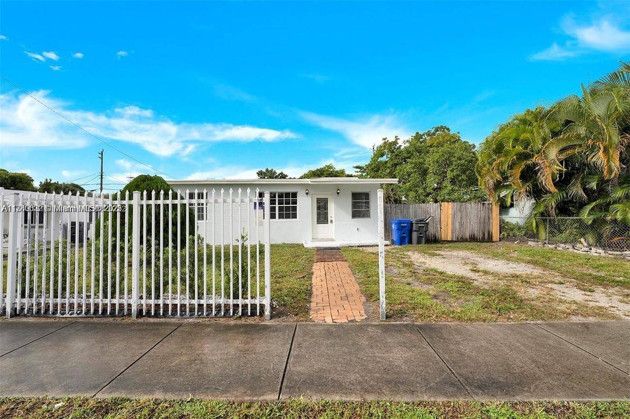 NO HOA ! Beautiful 3 BEDROOM, 1 BATHROOM home, featuring an EXTRA LARGE PRIVATE LOT with potential to add another bathroom or convert into an OFFICIAL DUPLEX OR TRIPLEX.