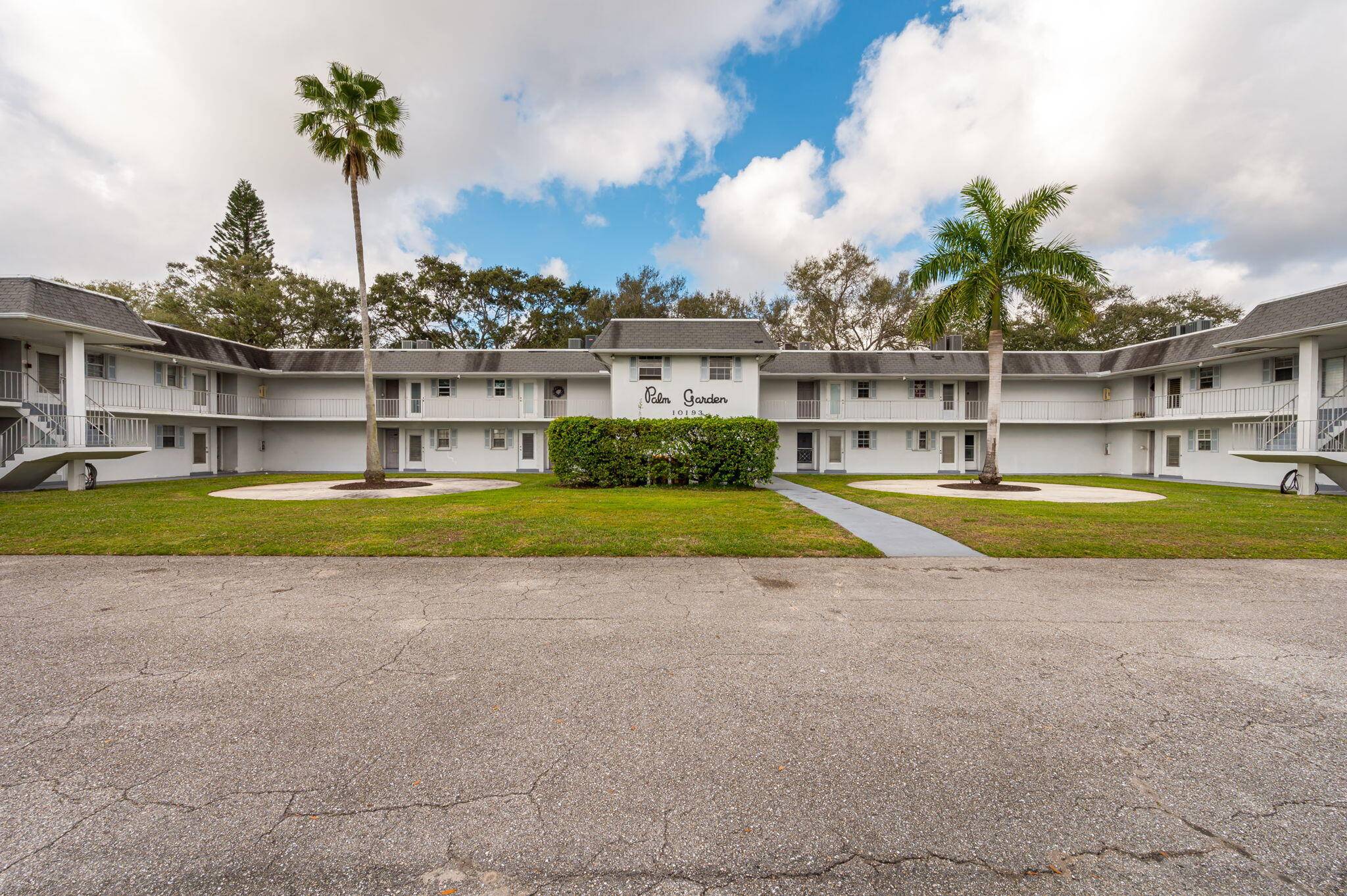 Great Location in the Heart of Palm Beach Gardens.