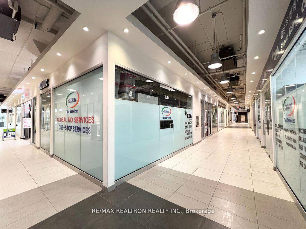 Fantastic ground floor corner unit at the vibrant Shops on Yonge complex !