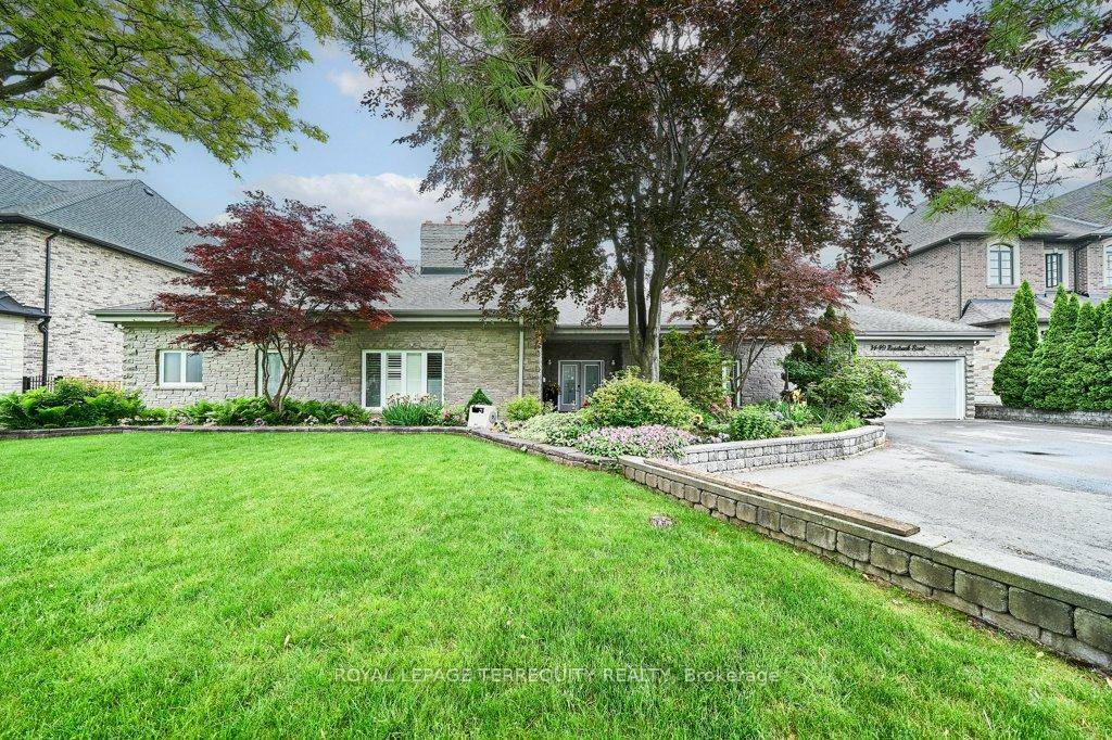 Prestigious Woodlands Pickering neighbourhood minutes to 401 Toronto border, 407, schools, and shopping.