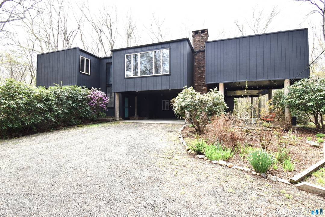 Mid Century Modern Contemporary with Flexible Living Space !
