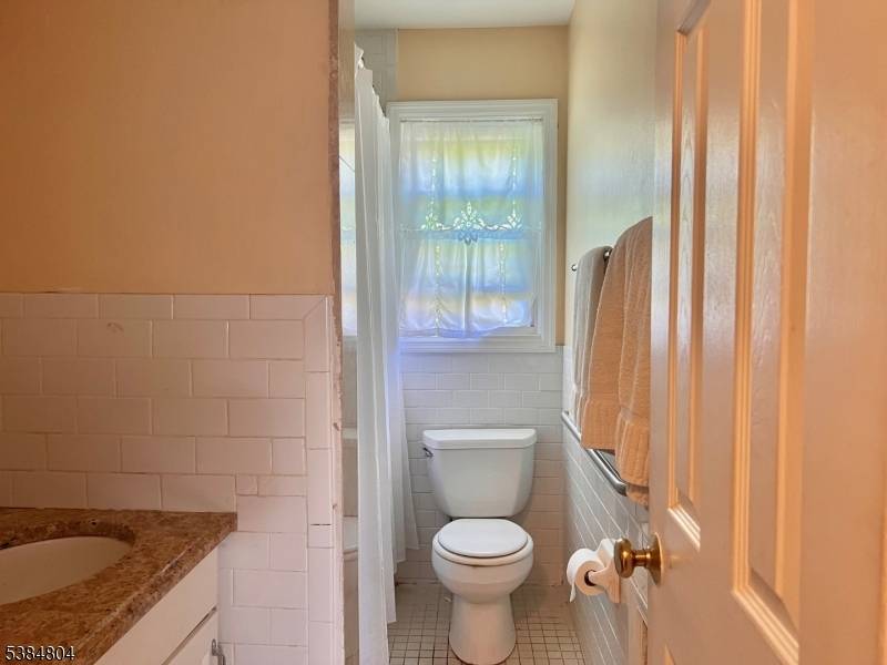 Great floor plan, needs some work, come in and make it your own !