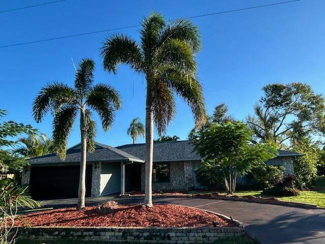 SPARKLING POOL HOME IN DESIRABLE COMMUNITY !