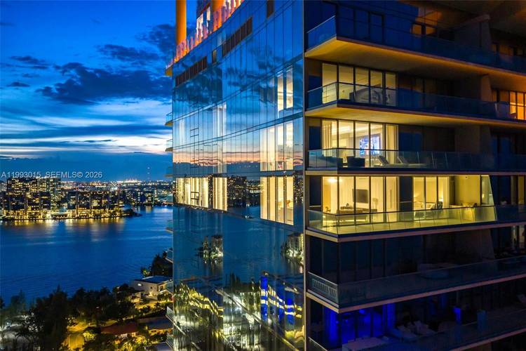 SUNRISE TO SUNSET OCEANFRONT LIVING AT TURNBERRY OCEAN CLUB Experience exceptional oceanfront living at Residence 2504 in the prestigious Turnberry Ocean Club in Sunny Isles Beach.