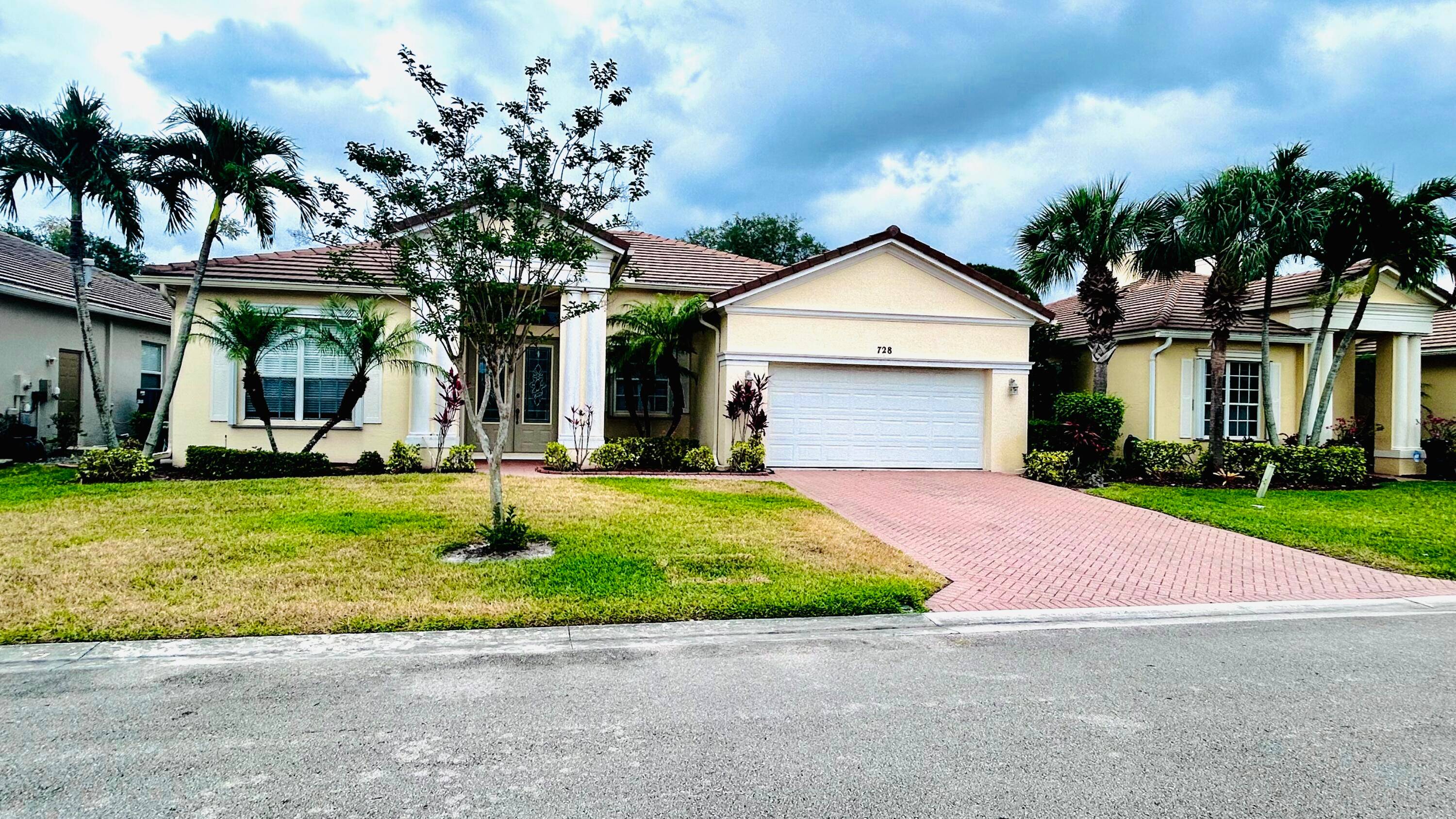 4 2 2 pool under 500k ! Come see this beatifully updated pool home in Lake Forest.