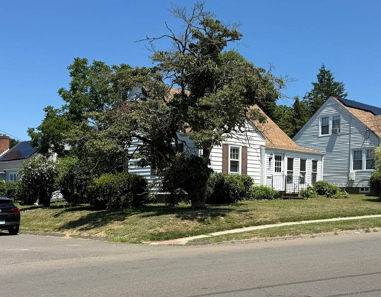 Charming Cape Cod on a Corner Lot in Stratford !