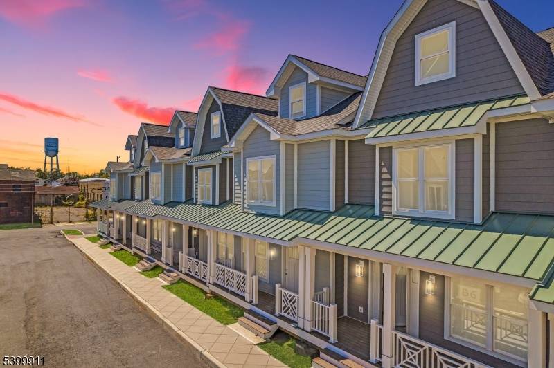 Prices starting at 1, 099, 000 BUILDER INCENTIVE !