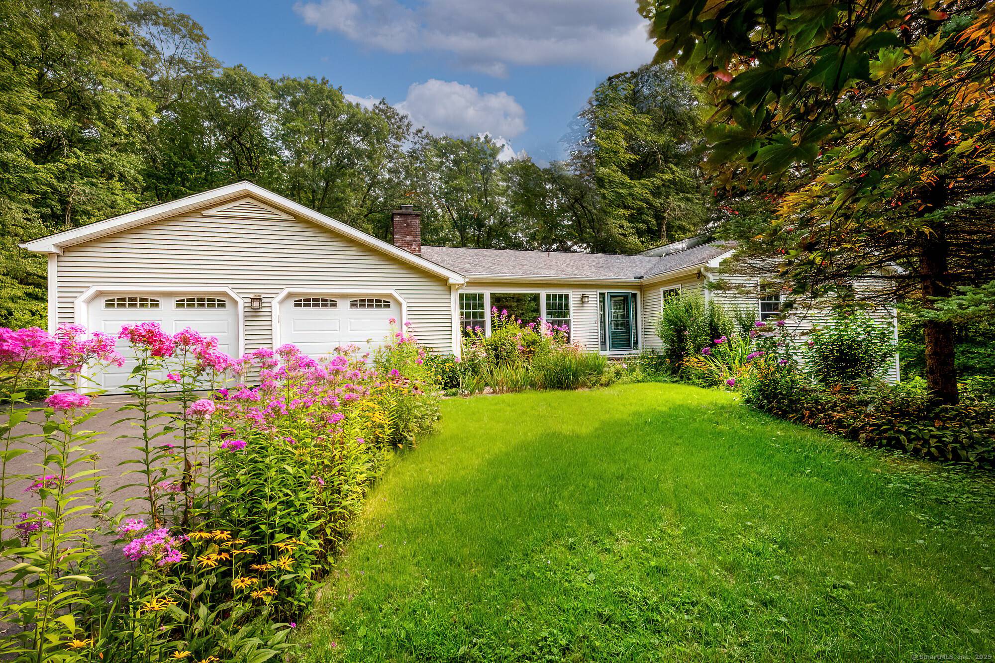 Your own private oasis ! Just imagine enjoying your morning coffee while watching hummingbirds and butterflies flutter by.