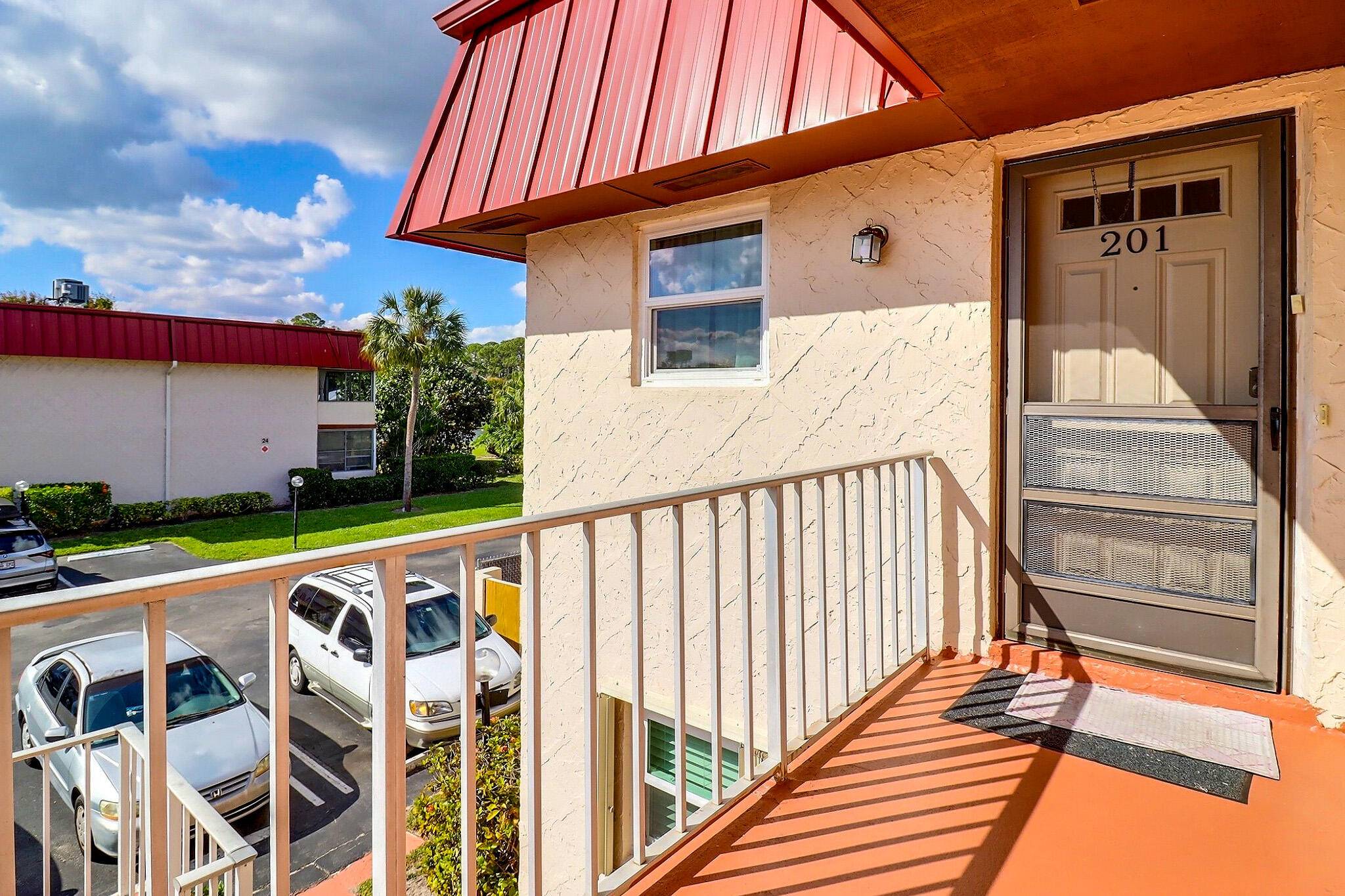 Fantastic and well kept corner unit !