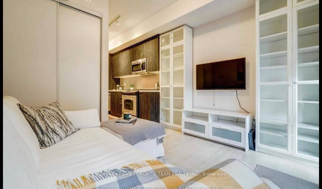 Location, Location, Location In Trendy South Riverdale !